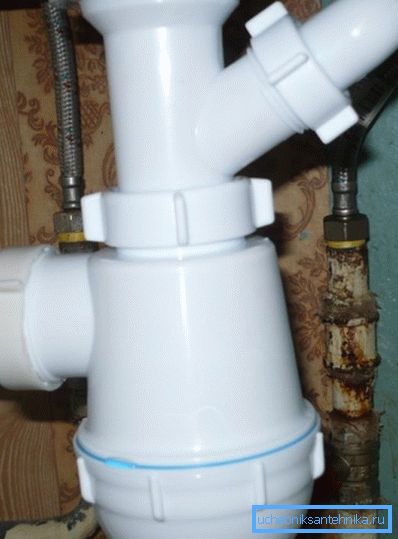 Сифон блокира навоје на постави, тако да се стављају задњи.