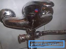 Плаво-црвени круг на дршци омогућава интуитивно разумевање подешавања температуре