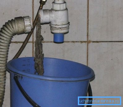 Акумулација остатака у сифону испод судопера. Акумулација остатака у сифону испод судопера.