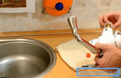 Из кутије извлачи причврсну браву Из кутије извлачи причврсну браву