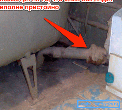 Трагови цурења на месту прикључка цијеви од ливеног гвожђа Трагови цурења на месту прикључка цијеви од ливеног гвожђа