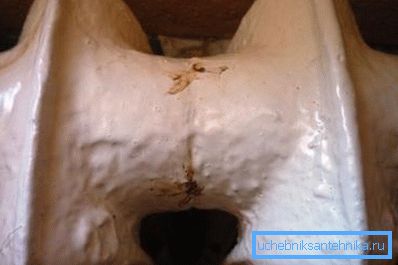 Трагови цурења на месту формирања микроракуре Трагови цурења на месту формирања микроракуре