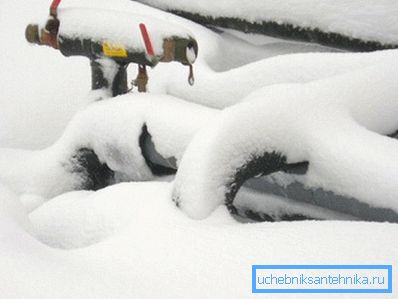 Испразните воду из цеви за воду Испразните воду из цеви за воду