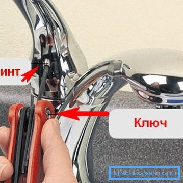 Извадите ручицу тако што ћете одвити завртањ за причвршћивање. Извадите ручицу тако што ћете одвити завртањ за причвршћивање.