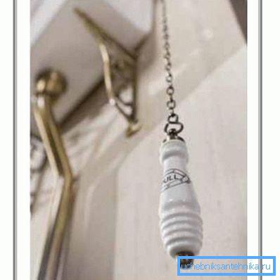 Вода се увек исушује помоћу дршке на ланцу.