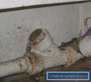 Стари цеви узрокују мирис Стари цеви узрокују мирис