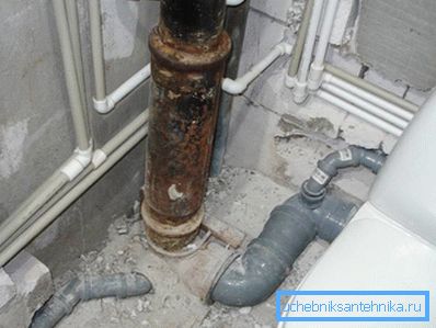 2761 Зглоб од цеви од пластике и ливеног гвожђа