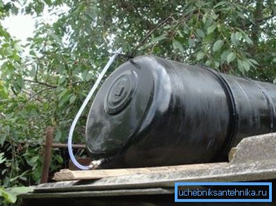 Постоји много начина да се буре на крову летњег туша поправи како би се загријала вода од сунца.