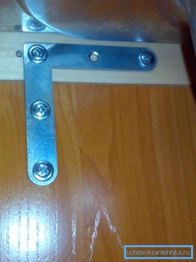 Изгледа испод испод стубова.