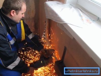 Цеви се пресецају млином дуж линије за обележавање.