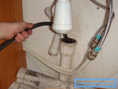 Уклањање блокаде канализације посебним каблом Уклањање блокаде канализације посебним каблом