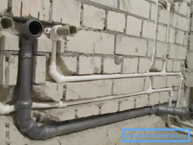 Постављање савремених пластичних комуникација у зиду купатила. Постављање савремених пластичних комуникација у зиду купатила.