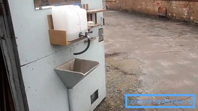 Умиваоник прикачен на врата Умиваоник прикачен на врата