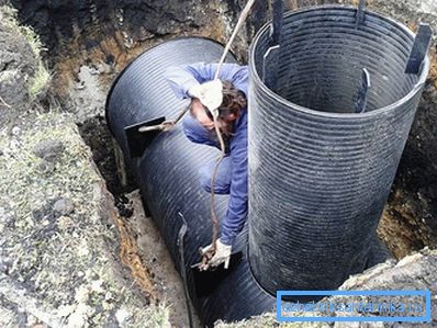 1241 Капацитет се спушта помоћу опреме за подизање.