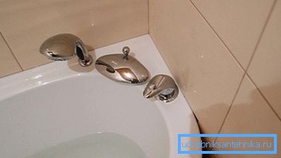 Инсталирање угаоне мешалице за воду на купатилу Инсталирање угаоне мешалице за воду на купатилу