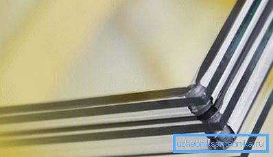 У хладним регионима, посебно, користе се вишекорисни двоструки прозори са стаклом који штеди енергију, смањујући губитке због топлотног зрачења. У хладним регионима, посебно, користе се вишекотерни двоструки прозори са наочарима који штеде енергију, што смањује губитке због топлотног зрачења.