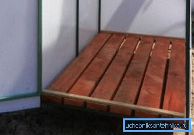 Као палета, срушене плоче са неким празнинама за проток воде су прилично погодне.