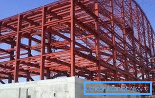 У процесу изградње стадионског рама користе се цијеви различитих димензија.