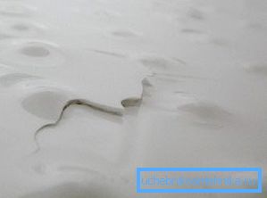 Важно је очистити ивице пукотина и нивелирати површину. Важно је очистити ивице пукотина и нивелирати површину.