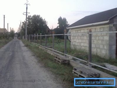 Стубови вертикалне подлоге израђени од азбестног цемента. Стубови вертикалне подлоге израђени од азбестног цемента.
