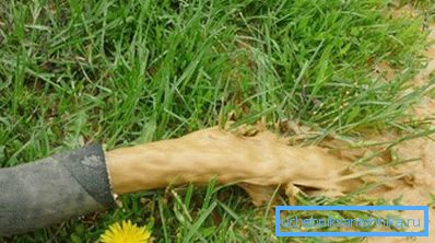 Вода са глине и песком се исушује Вода са глине и песком се исушује