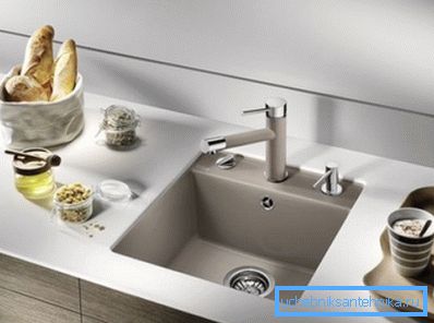 У посуду посуду 400 × 400 мм у кухињи У посуду посуду 400 × 400 мм у кухињи