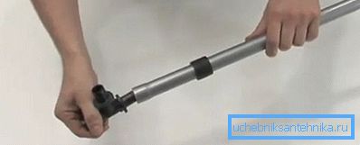 Убаците прикључак у рупу. Убаците прикључак у рупу.