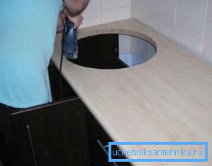Уградјени умјетни умиваоник у сточићу с властитим рукама Уградјени умјетни умиваоник у сточићу с властитим рукама