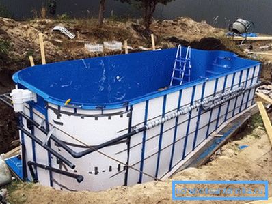 Базен у самој викендици