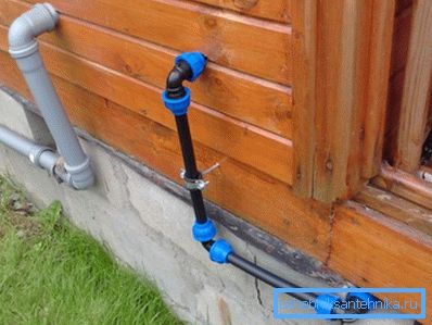 Улаз у водовод и канализацију у селу. Улаз у водовод и канализацију у селу.