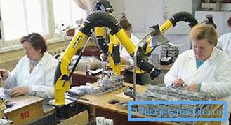 Издувна капа је постављена изнад сваког стола. Фото Издувна капа је постављена изнад сваког стола. Фото