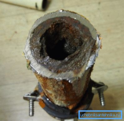 Током година употреба плака може смањити пречник цеви за два до три пута, или чак и потпуно блокирати проток