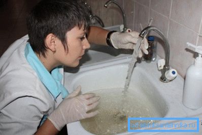 Унос воде треба извршити у медицинским рукавицама. Унос воде треба извршити у медицинским рукавицама.