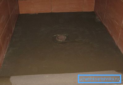 Бетонска кошуљица се улива у подлогу након уградње одвода. Бетонска кошуљица се улива у подлогу након уградње одвода.