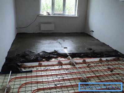 Испуњавање топлотно изолованог пода са бетоном Испуњавање топлотно изолованог пода са бетоном