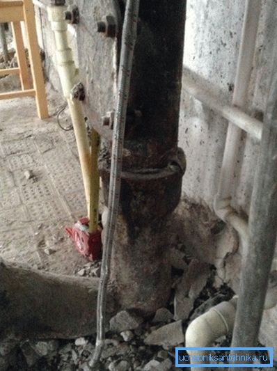 Замена рисара у стану неће вас спасити од цурења у плафону. Замена рисара у стану неће вас спасити од цурења у плафону.