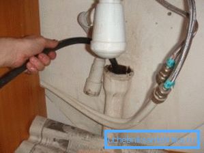 Загушене канализације захтевају хитну акцију како би се елиминисала загушење. Загушене канализације захтевају хитну акцију како би се елиминисала загушење.