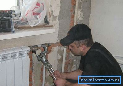 Прикључци за причвршћивање су најбољи са моментним кључем.