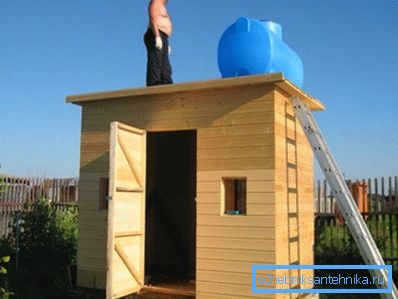 Знатна тежина резервоара за воду захтева одговорно фиксирање.